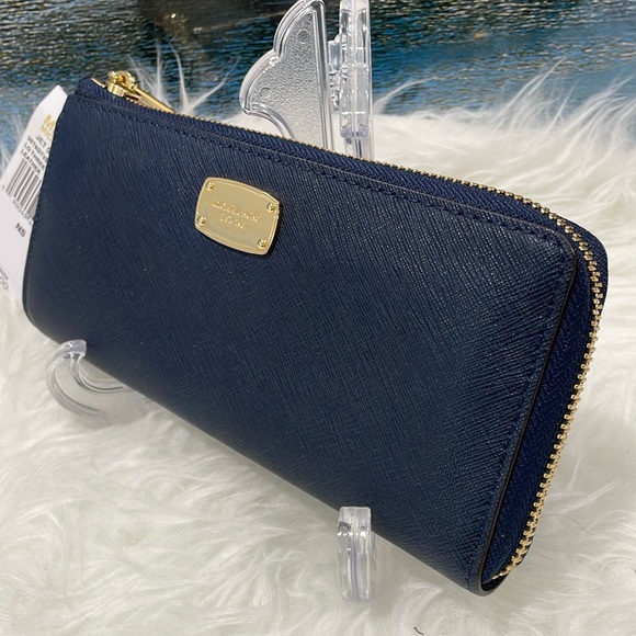 Michael Kors Jet Set Wallet - Picture 3 of 6